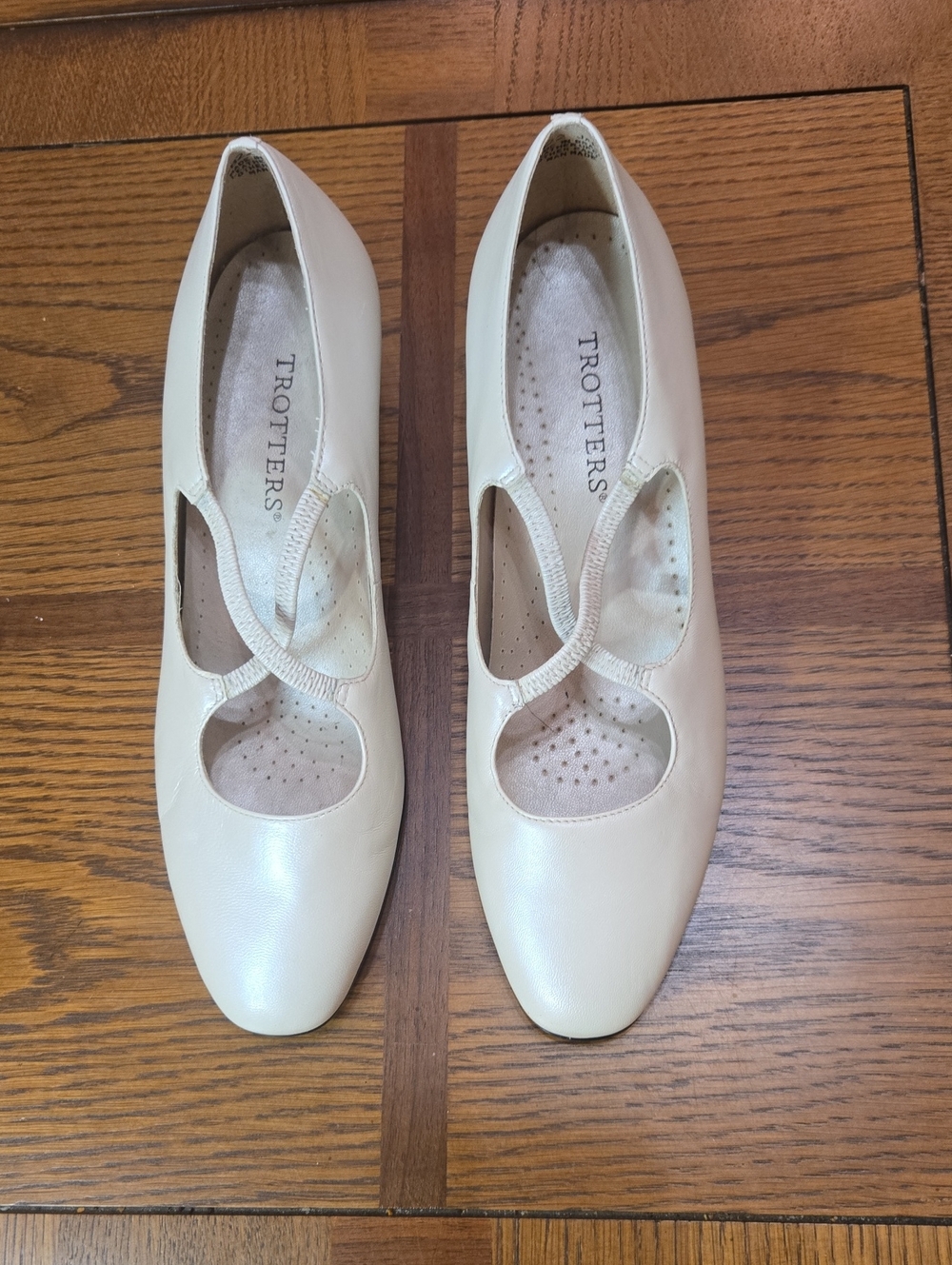 Trotters Jamie Criss Cross Strap Pump Heel in Cream Color Size 9M